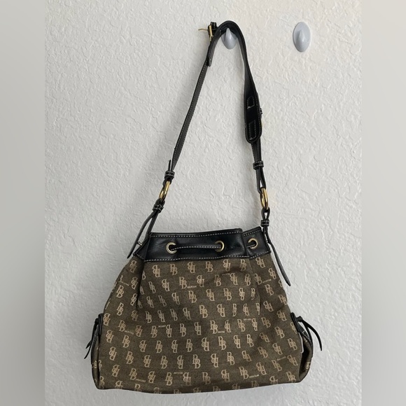 B Brentano bag. Color:brown. Adjustable shoulder strap.